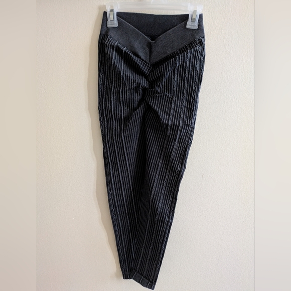 Women's Black Pinstripe Leggings - Picture 3 of 4
